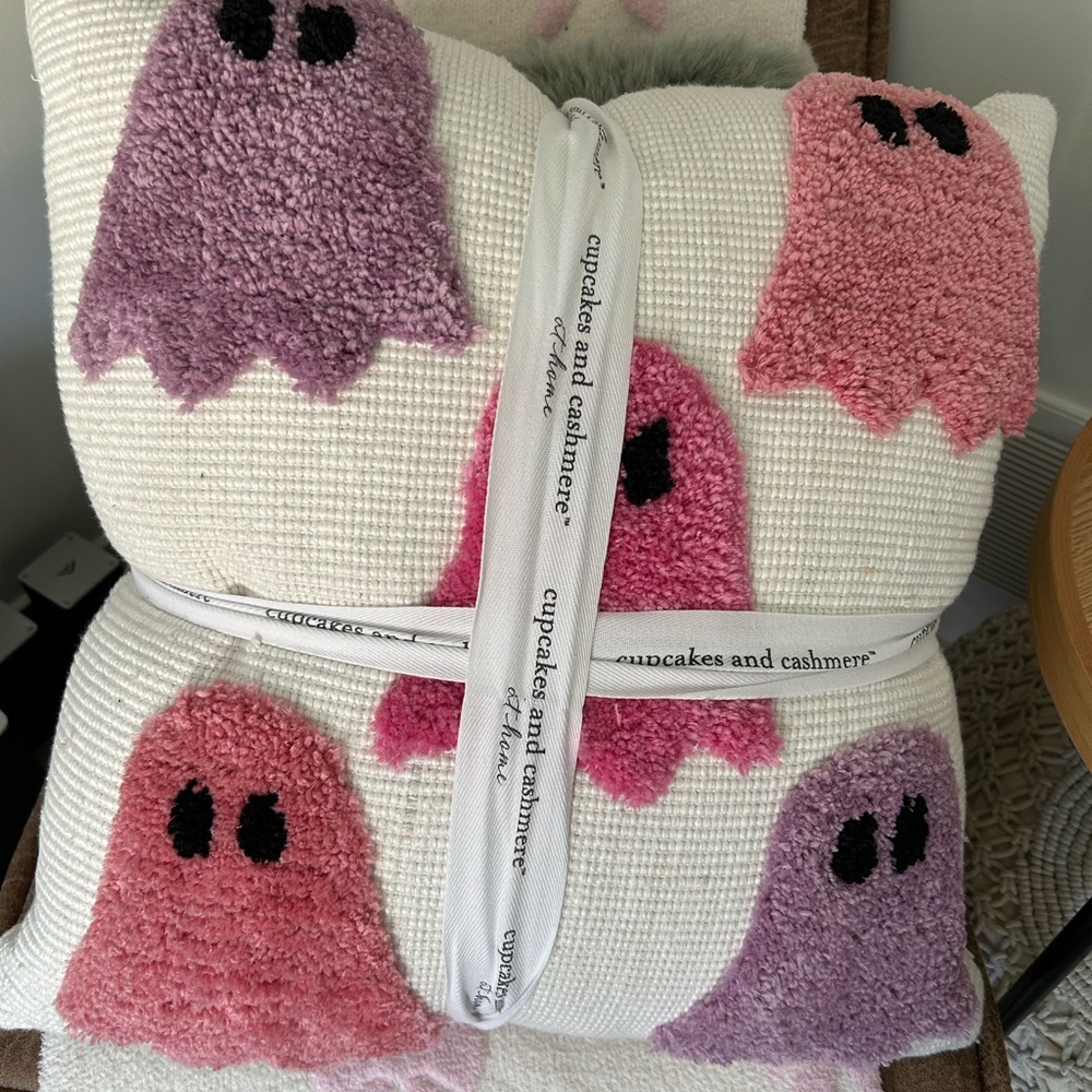 Cupcakes and Cashmere Ghost Pillow set